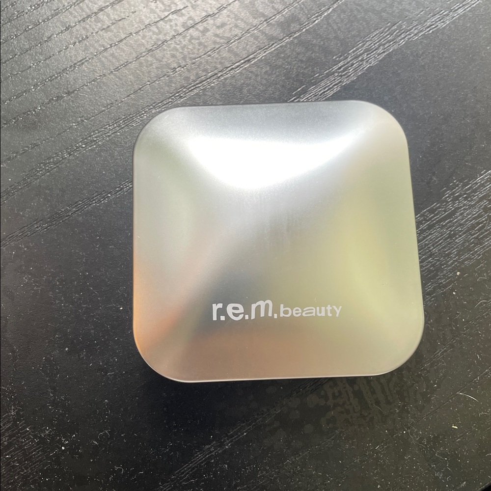 r.e.m. beauty Miss Neptune Interstellar Highlighter Topper- iridescent lavender - Picture 7 of 10